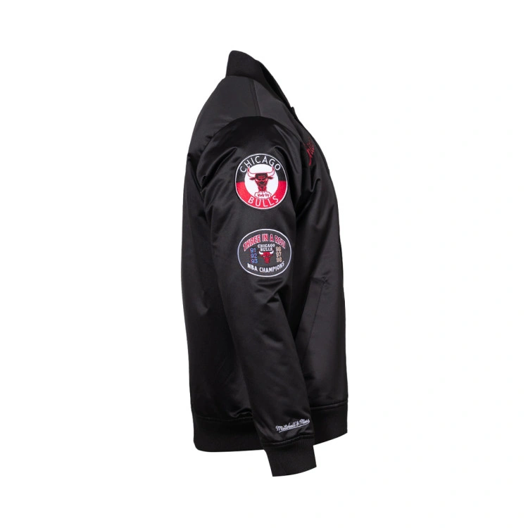 chaqueta-mitchell-ness-chicago-bulls-blackout-heavyweight-satin-black-2