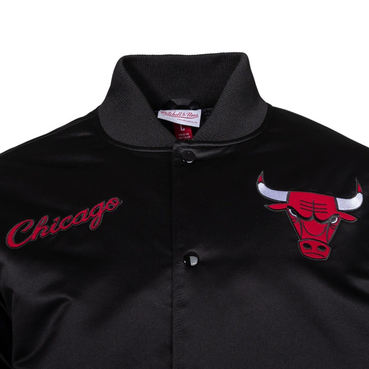 chaqueta-mitchell-ness-chicago-bulls-blackout-heavyweight-satin-black-4