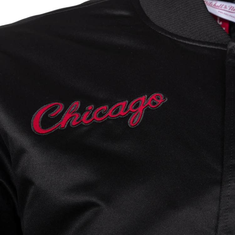 chaqueta-mitchell-ness-chicago-bulls-blackout-heavyweight-satin-black-6