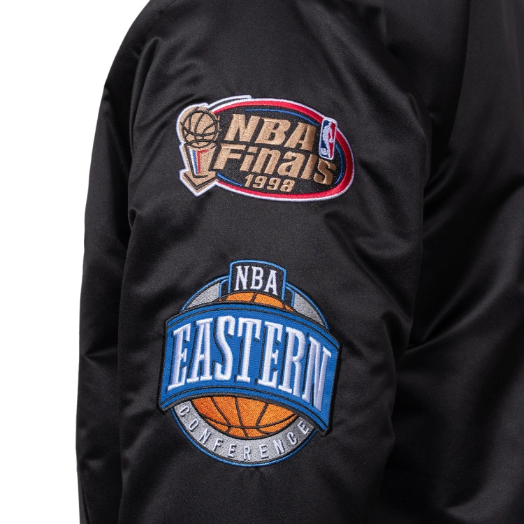 chaqueta-mitchell-ness-chicago-bulls-blackout-heavyweight-satin-black-8