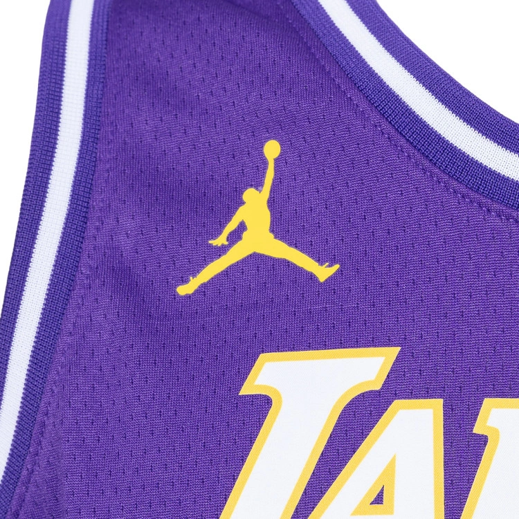 camiseta-jordan-los-angeles-lakers-swingman-statement-edition-lebron-james-nino-field-purple-6