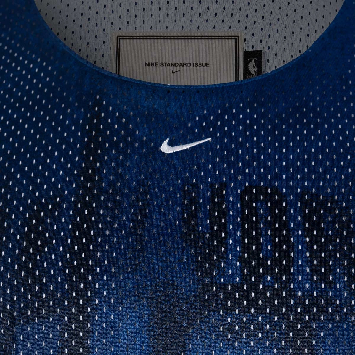 camiseta-nike-new-york-knicks-dri-fit-standard-issue-mesh-rush-blue-white-5