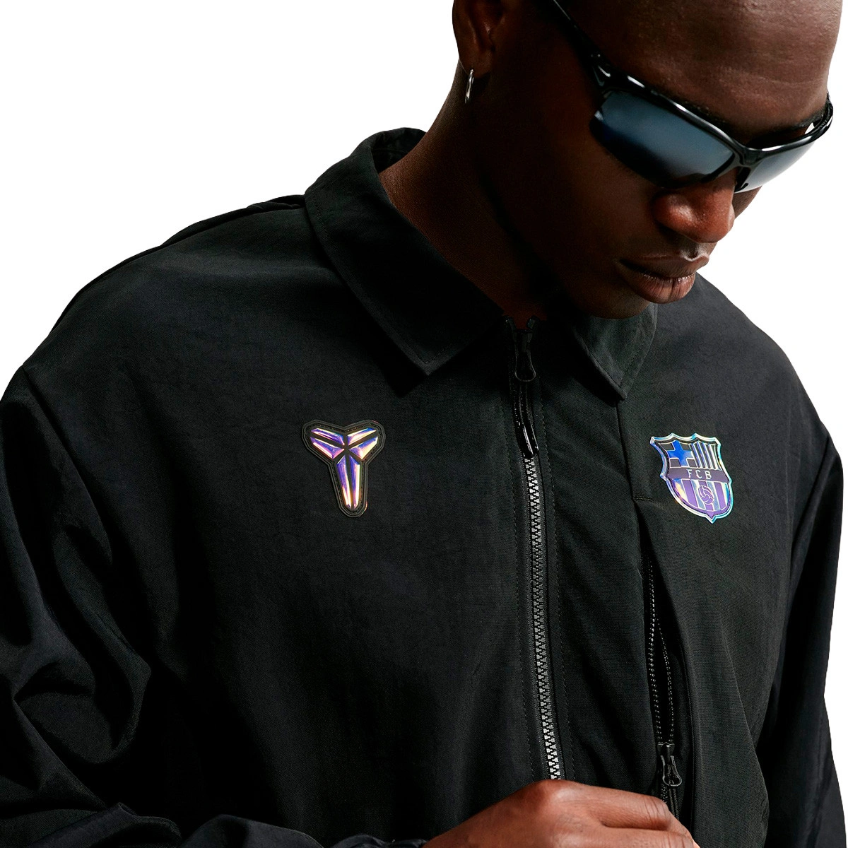 chaqueta-nike-fc-barcelona-fanswear-2026-2027-black-metallic-gold-no-sponsor-away-1