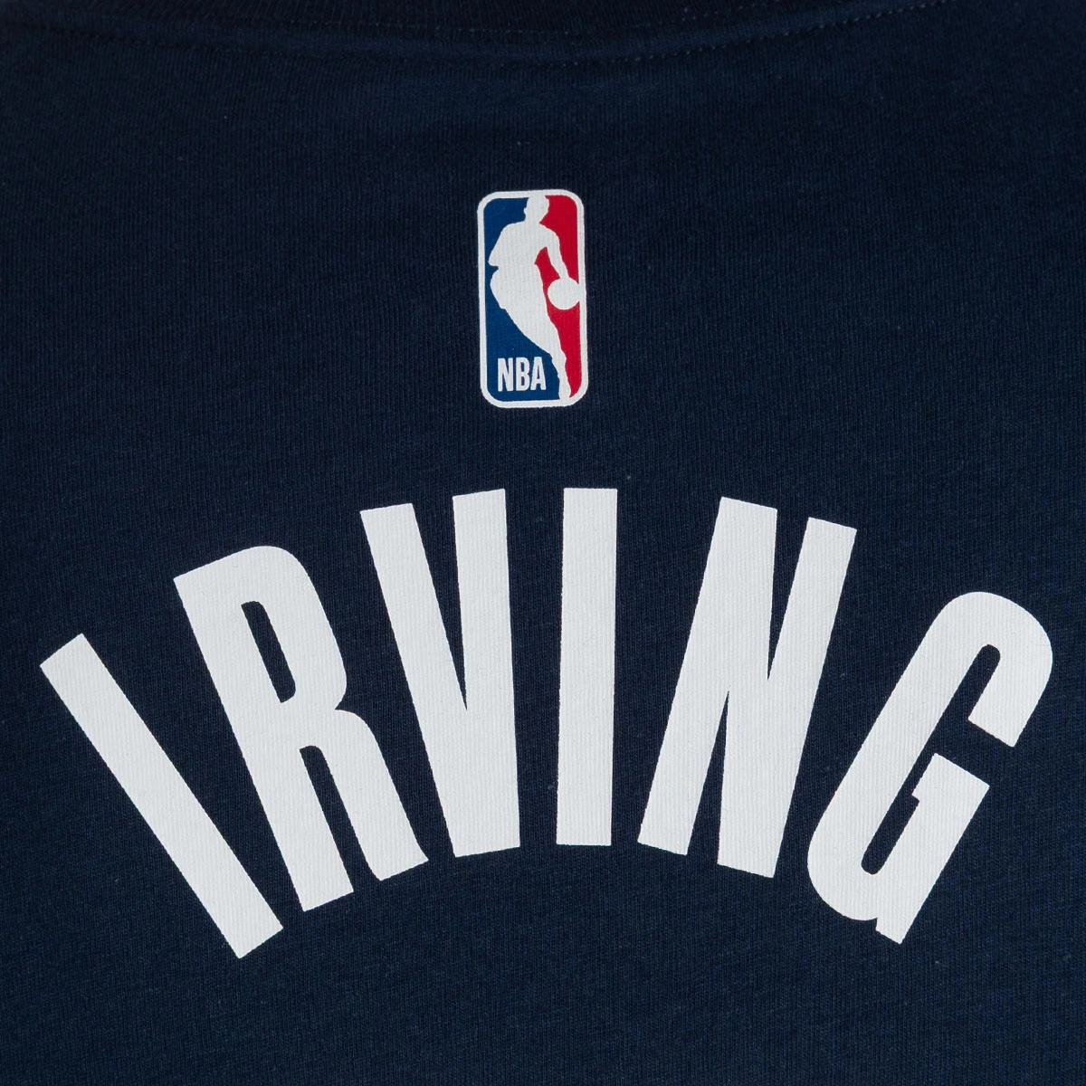 camiseta-jordan-dallas-mavericks-essential-statement-edition-kyrie-irving-kinder-azul-oscuro-6